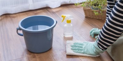 Člověk umývá podlahu