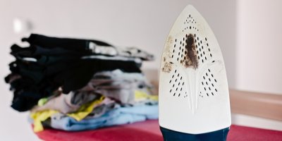 Připálená žehlička, vzadu prádlo