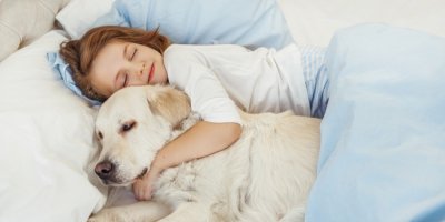 Holčička a pes v posteli