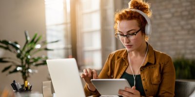 Žena se sluchátky na uších