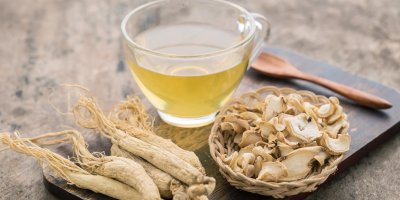 Ženšen v celku, nakrájený ženšen v misce, ženšenový čaj