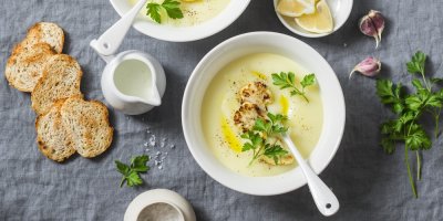 Květáková polévka, okolo opečený chléb a další suroviny