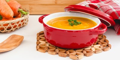 Mrkvová polévka v červeném rendlíku