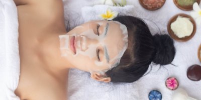 Mladá asijská žena s maskou na tváři