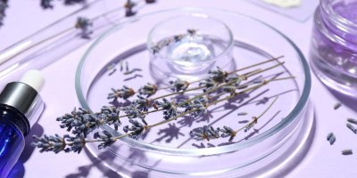 Levandulové květy na skleněné misce