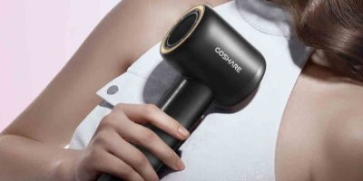 Žena drží v rukou černý fén značky Coshare