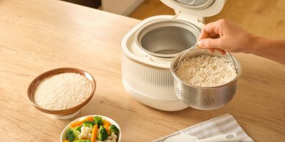 Otevřený rýžovar na kuchyňském stole