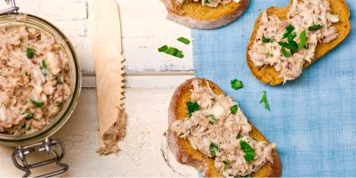 Rybí pomazánka ve skleničce a okolo chleby s pomazánkou