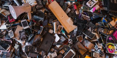 Staré a rozbité přístroje na hromadě