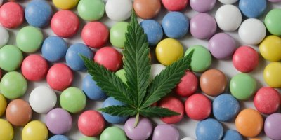 List konopí na bonbonech
