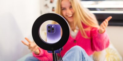 Dívka se natáčí na telefon