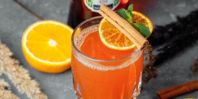 Oranžový nápoj se skořicí