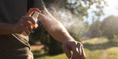 Nanášení repelentu ve spreji na pokožku