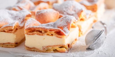 Polský zákusek Karpatka posypaný cukrem