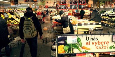 Lidé nakupují v obchodě