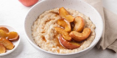 Ovesná kaše s jablky a skořicí v misce