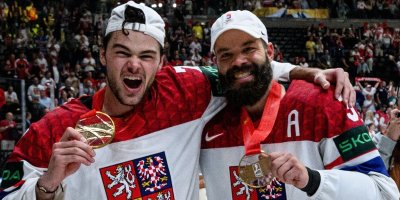 Čeští hokejisté se radují ze zlaté medaile.