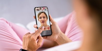 Žena si zkouší virtuální make-up