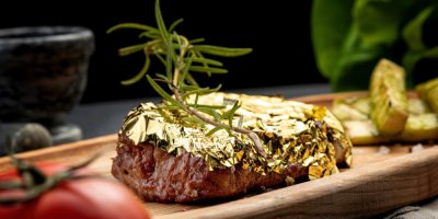 Zlatem pokrytý steak