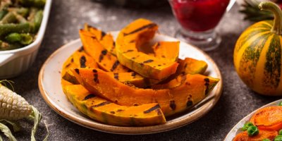 Kousky grilované dýně na talíři