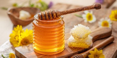 Tekutý med ve skleničce