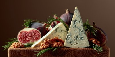 Sýr s plísní s ořechy a fíky 