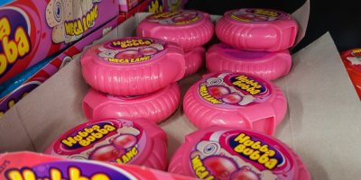 Růžové obaly od žvýkaček Hubba Bubba