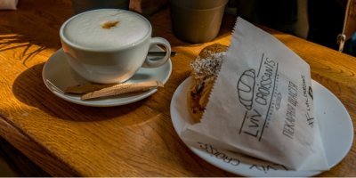 Káva a pečivo v pytlíku