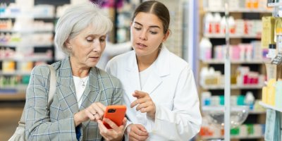 Lékárnice pomáhá seniorce s e-receptem v chytrém telefonu