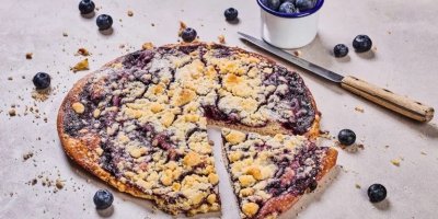 Kulatý borůvkový koláč s drobenkou