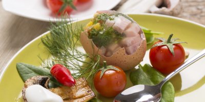 Vejce v aspiku, kolem zelenina