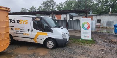 Sběrný dvůr a v něm dodávka pro odvoz spotřebičů