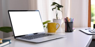 Notebook na pracovním stole