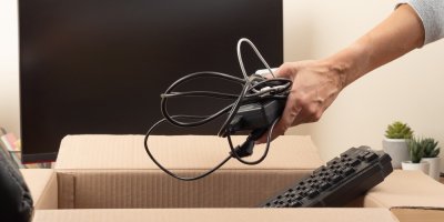 Člověk vkládá elektrospotřebiče do krabice