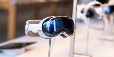 Headset brýle od Apple na stojanu v obchodě