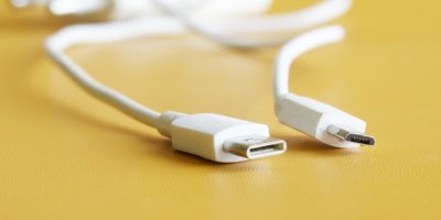 Vlevo USB-C, napravo starší Micro USB
