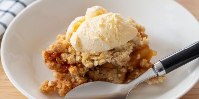 Jablečný crumble se zmrzlinou