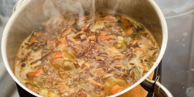 Bramborová polévka se vaří v hrnci.