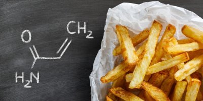 Vlevo chemická sloučenina akrylamidu, vpravo smažené hranolky