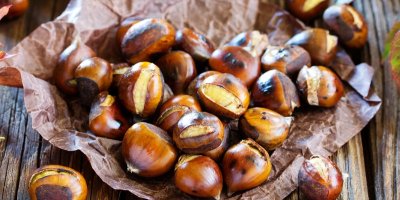 Pečené kaštany v papírovém sáčku