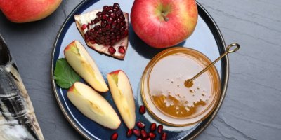 Jablko vcelku, nakrájené, granátové jablko a med