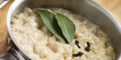 Bílá omáčka s bobkovým listem a hřebíčkem v nerezovém kastrůlku 