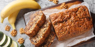 Banánový chlebíček, vedle banány, ořechy a cuketa