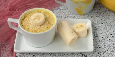 Banánový dezert v hrníčku, vedle banán