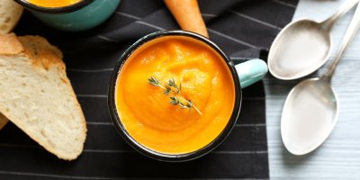 Mrkvová polévka, chleba, lžíce