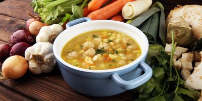 Hrnec s vývarem a hromadou zeleniny