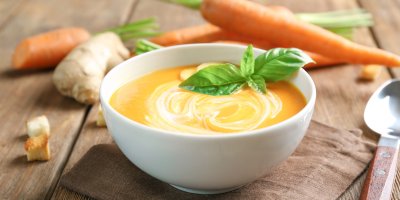 Talíř krémové polévky s mrkví a zázvorem