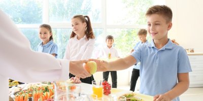 Děti ve školní jídelně