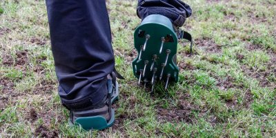 Provzdušňovací boty s hroty na trávníku