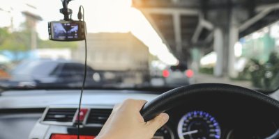 Ruce na volantu, v pozadí kamera